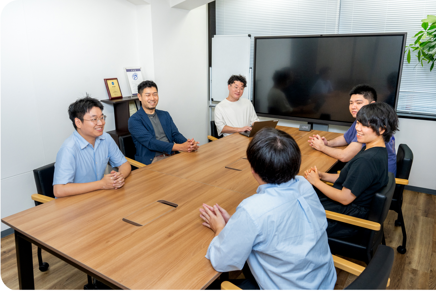 会社会議室での打ち合わせ風景